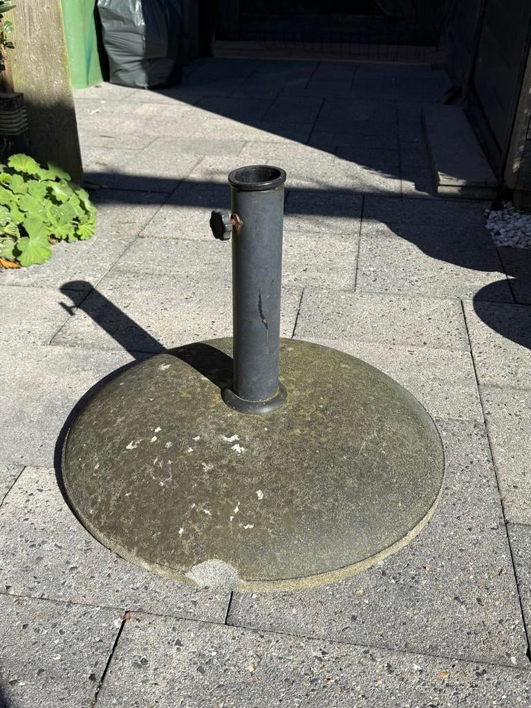 Stevige parasolvoet van beton, Tuin en Terras, Parasols, Ophalen, Gebruikt, Minder dan 1 meter, Parasolvoet