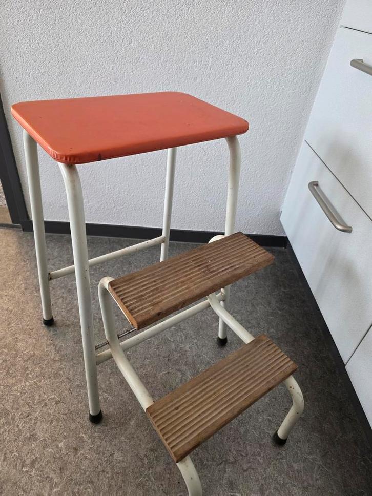 Vintage inklapbaar trapje - Retro keukentrapje, Doe-het-zelf en Verbouw, Ladders en Trappen, Gebruikt, Trap, Minder dan 2 meter