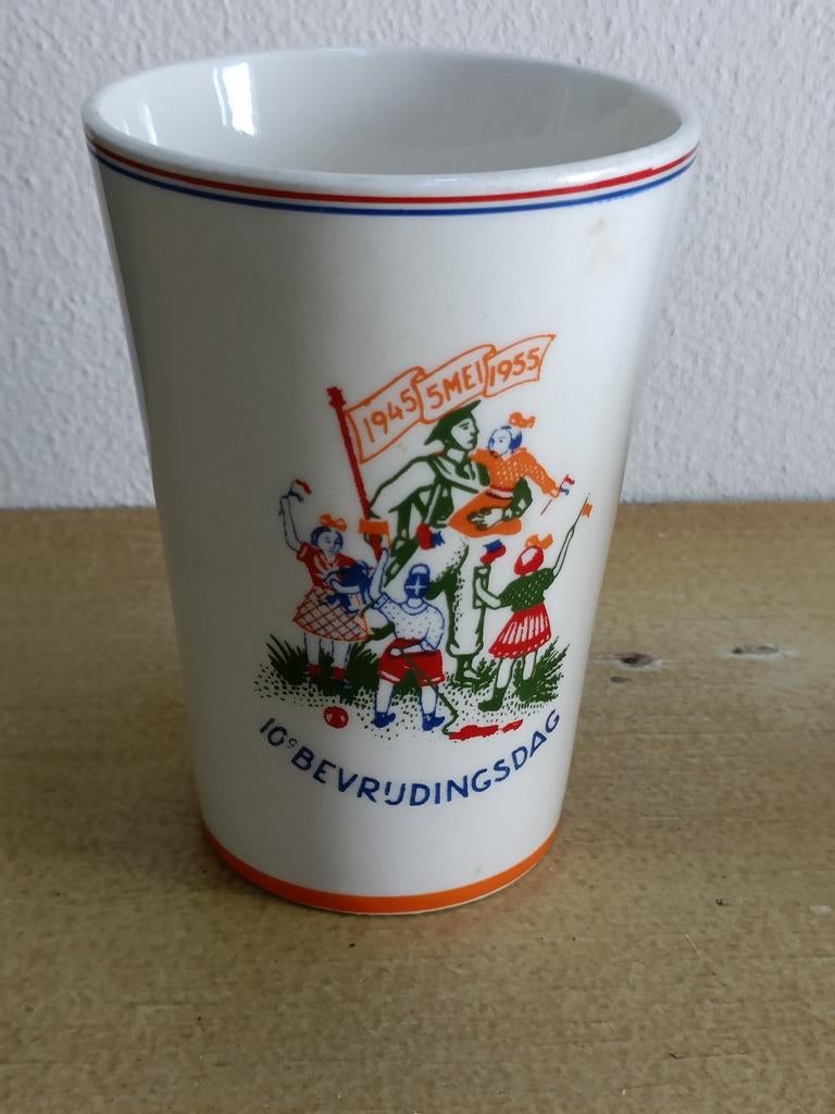 Vintage P. Regout & Co. Maastricht 10e Bevrijdingsdag Beker, Ophalen