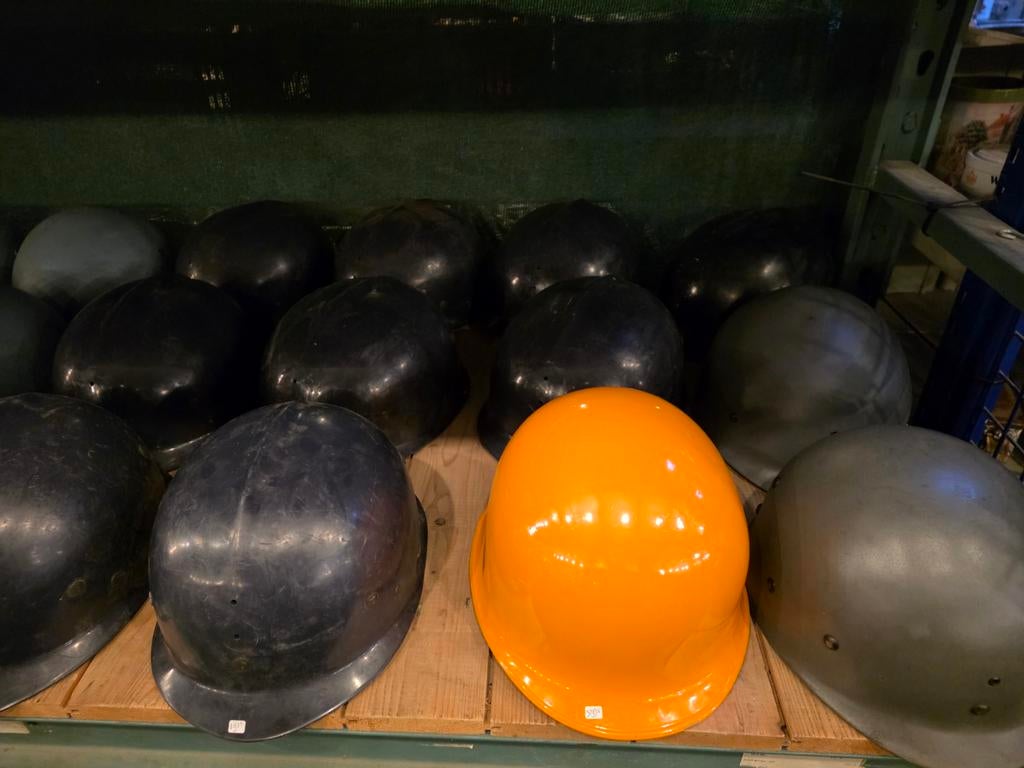 Diverse militaire helmen kunststof en metaal oa NL leger, ., Ophalen of Verzenden, ., Nederland