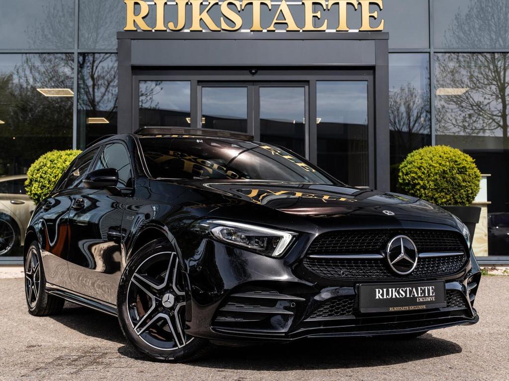 Mercedes A-klasse A250e AMG Line|PANO|BURMESTER|SFEER|ACC, Auto's, Gebruikt, Leder en Stof, Zwart, Bedrijf