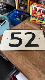 Metaal bord met nummer 52 erop geschilderd 25x40cm