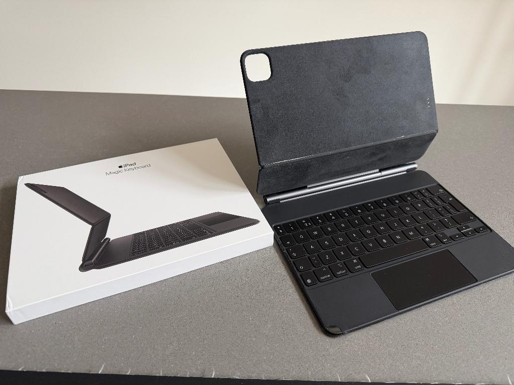 Apple Magic Keyboard iPad Air (2020-25) Pro (2018-22) Zwart, Gebruikt, 11 inch, Bescherming voor- en achterkant, Ophalen of Verzenden