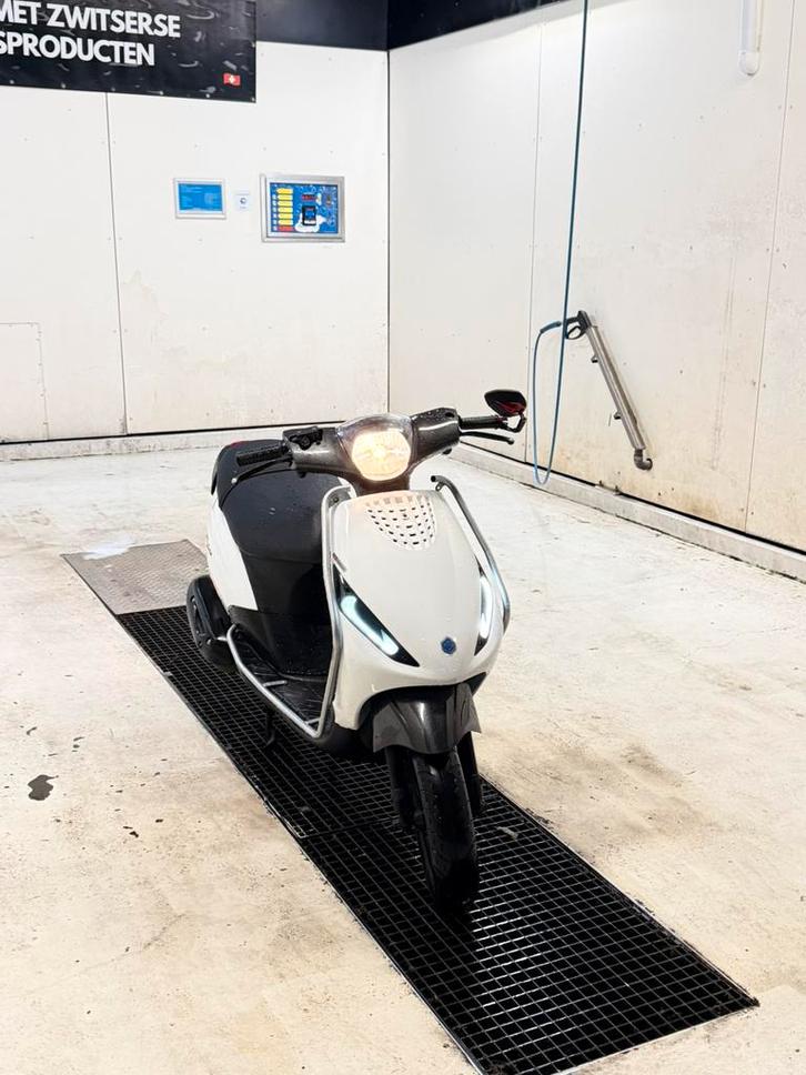 Piaggio zip 4takt 50cc 2020 iget (9342km!!!!), Fietsen en Brommers, Scooters | Piaggio, Zo goed als nieuw, Zip, Maximaal 25 km/u
