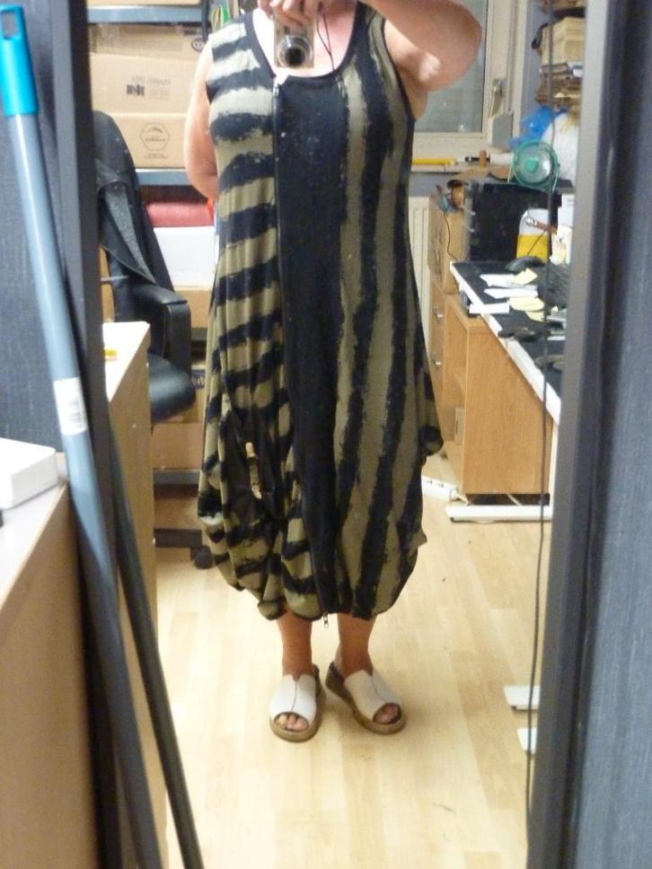 NÖr Denmark jurk maat 46, Kleding | Dames, Jurken, Gedragen, Maat 46/48 (XL) of groter, Zwart, Onder de knie, Verzenden