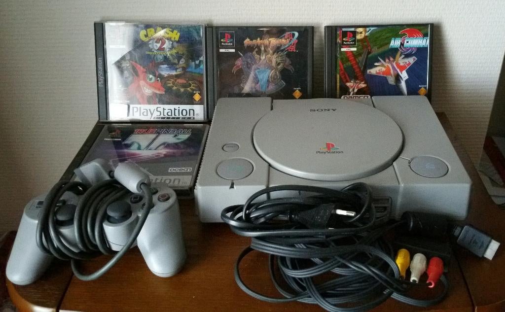 Te koop Sony Playstation 1 met 4 spellen en 1 console, Ophalen of Verzenden, Met 2 controllers