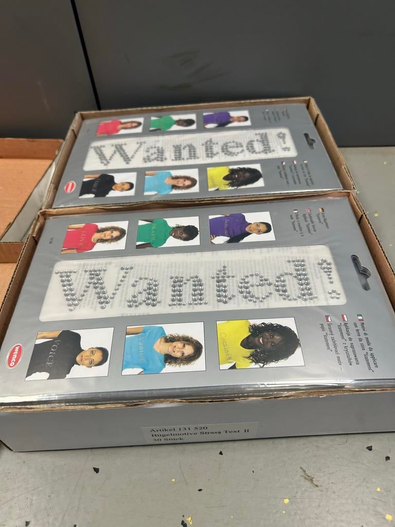Kleding stickers 'Wanted' met strass steentjes, Hobby en Vrije tijd, Kledingapplicaties en Hotfix, Ophalen of Verzenden, Nieuw