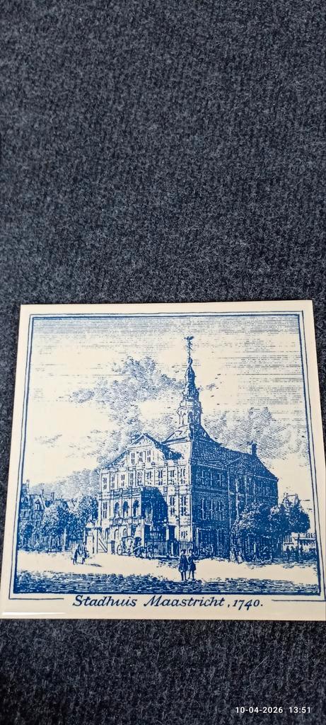 Tegel Stadhuis Maastricht 1740 - Sphinx Hotel Maastricht, Antiek en Kunst, Antiek | Wandborden en Tegels, Ophalen of Verzenden