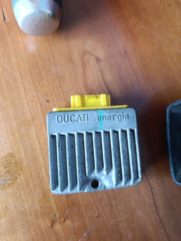 Piaggio 2v 4t spanningsregelaar, Fietsen en Brommers, Scooters | Piaggio, Ophalen of Verzenden, Benzine, Fly