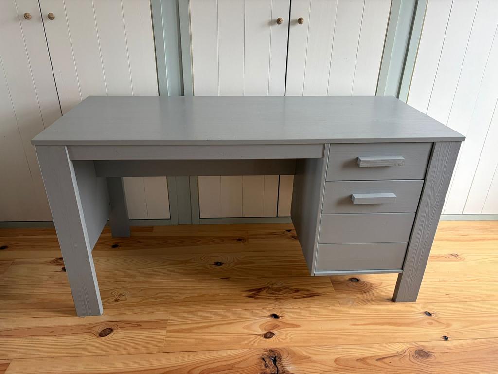 Lichtgrijs bureau van Woood, Kinderen en Baby's, Kinderkamer | Bedden, Zo goed als nieuw, 140 tot 160 cm, Minder dan 70 cm, Ophalen