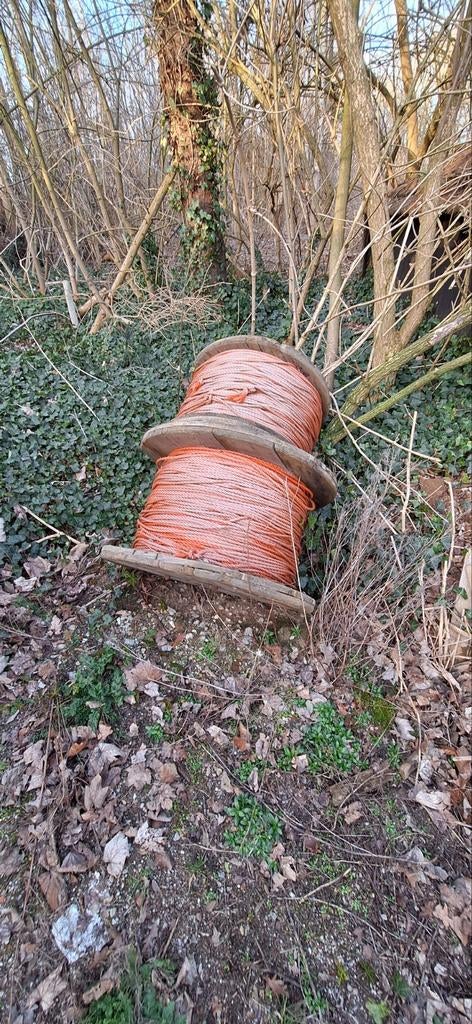 Twee grote haspels met oranje nylon touw, Ophalen