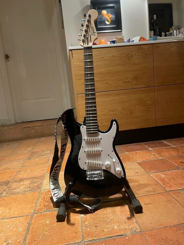 Squier elektrische gitaar met band, Ophalen of Verzenden, Zo goed als nieuw, Solid body, Overige merken