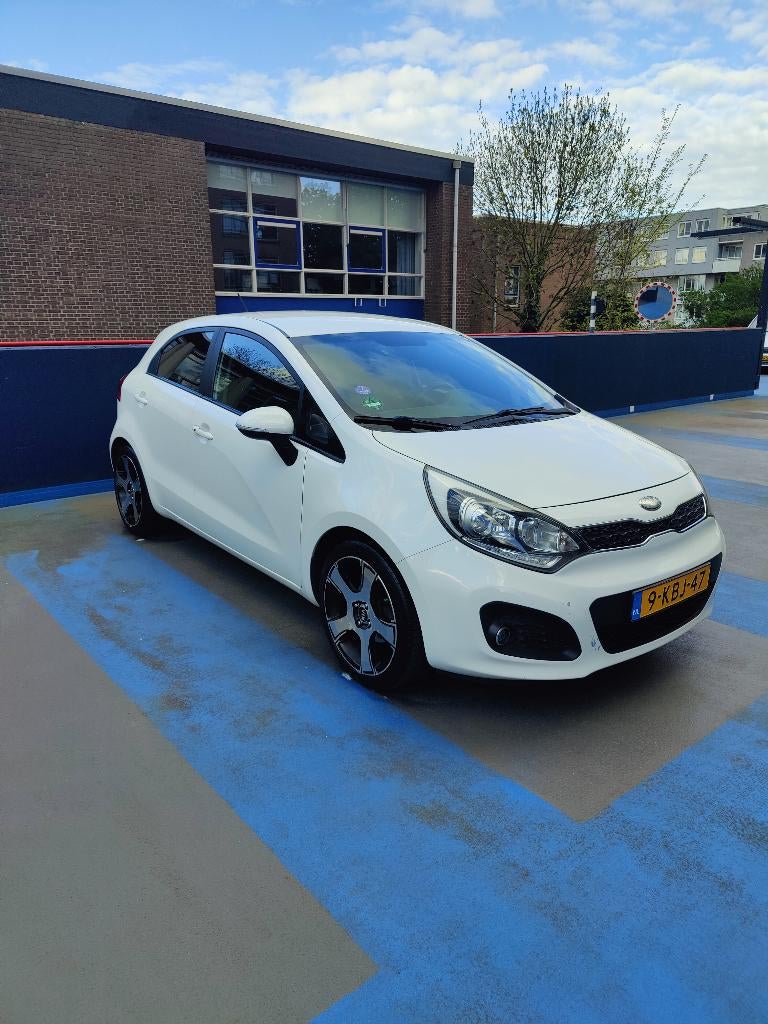Kia Rio 1.2 L 5 DRS 2013 Wit + additionele winterbandenset, Euro 5, 40 €/maand, Zwart, 4 cilinders