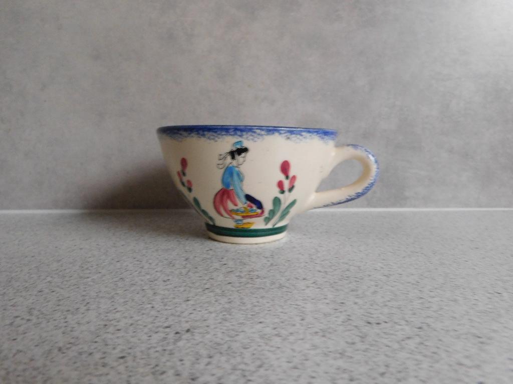 Kop Faiencerie Le Huelgoat Pornic Klederdracht France, Keramiek, Ophalen of Verzenden, Zo goed als nieuw, Overige stijlen