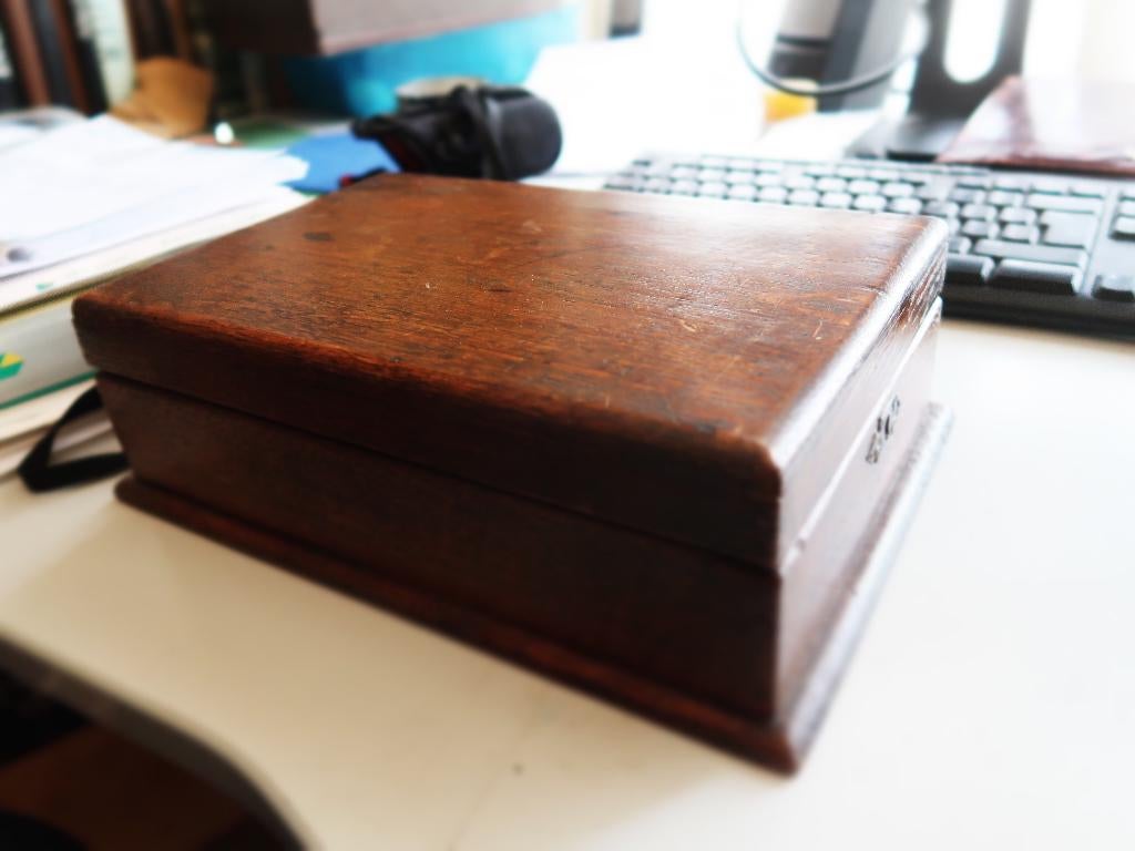 scheerkist,met o.a.tien atributen,, Antiek en Kunst, Ophalen of Verzenden