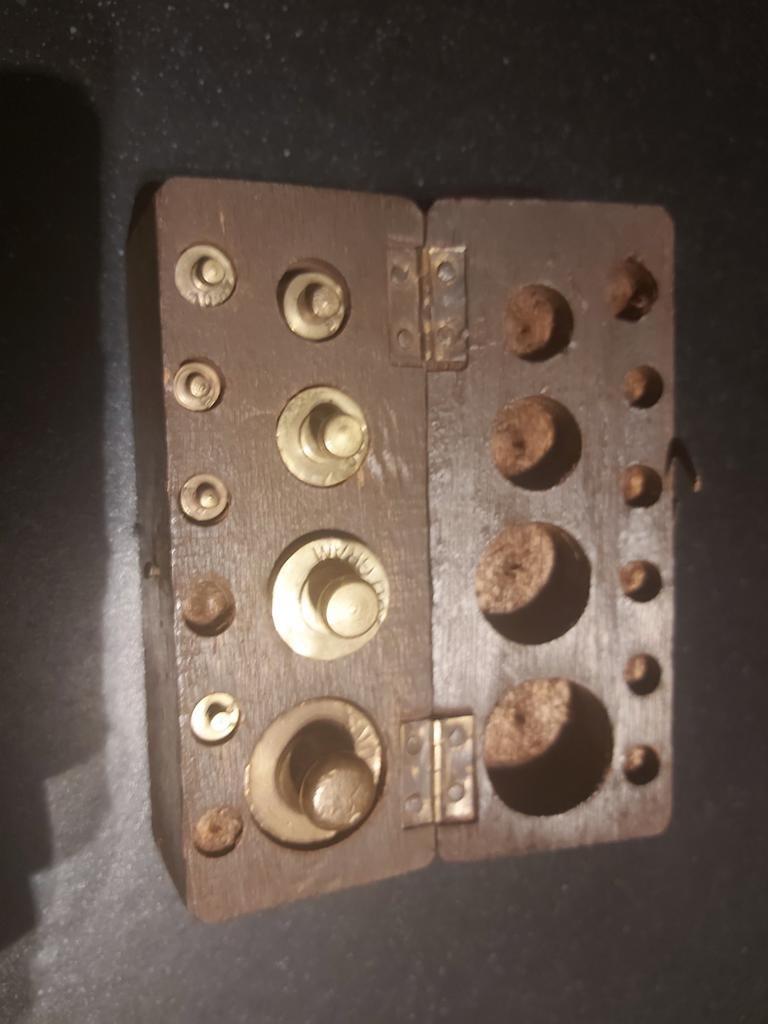 Oud houten blokje met messing gewichten., Antiek en Kunst, Ophalen of Verzenden