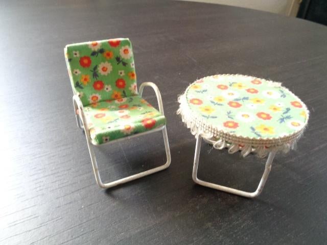 Vintage meubels / tuinmeubels voor een poppenhuis., Verzamelen, Poppenhuizen en Toebehoren, Ophalen of Verzenden, Gebruikt, Poppenhuis