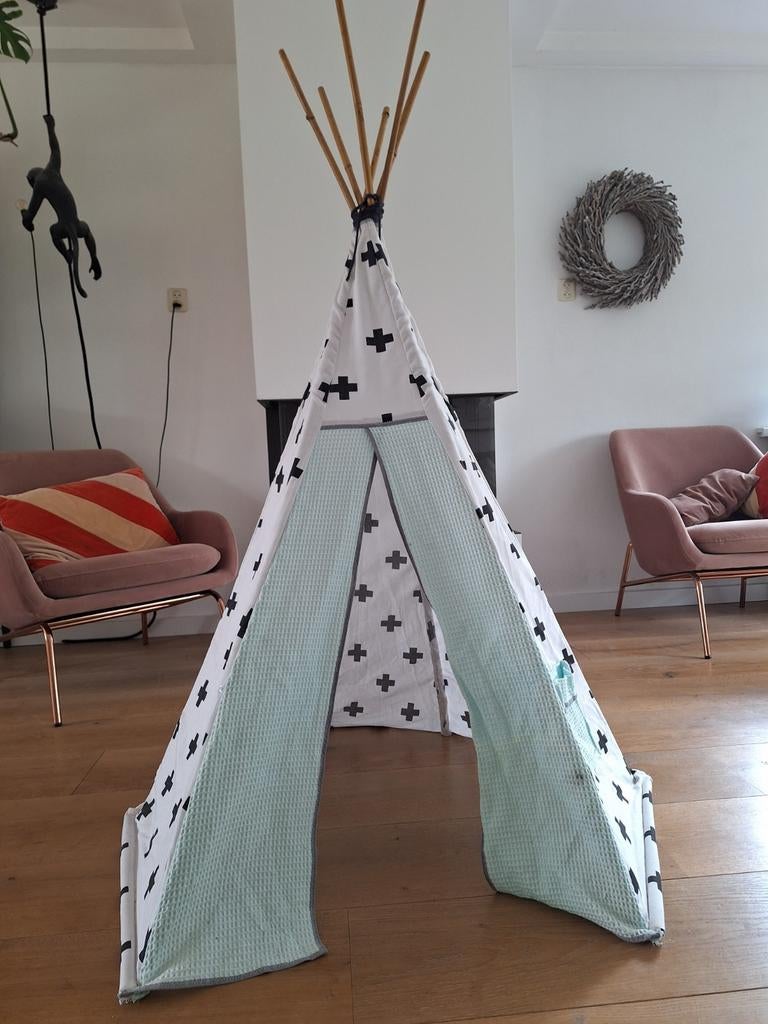 Tipi tent met bamboe stokken, Ophalen