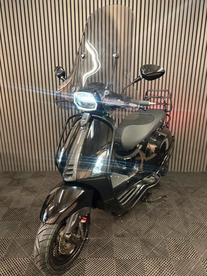 VESPA SPRINT 4T 3V BROM 2018 FULL OPTION GLANS ZWART, Fietsen en Brommers, Scooters | Vespa, Zo goed als nieuw, Overige modellen