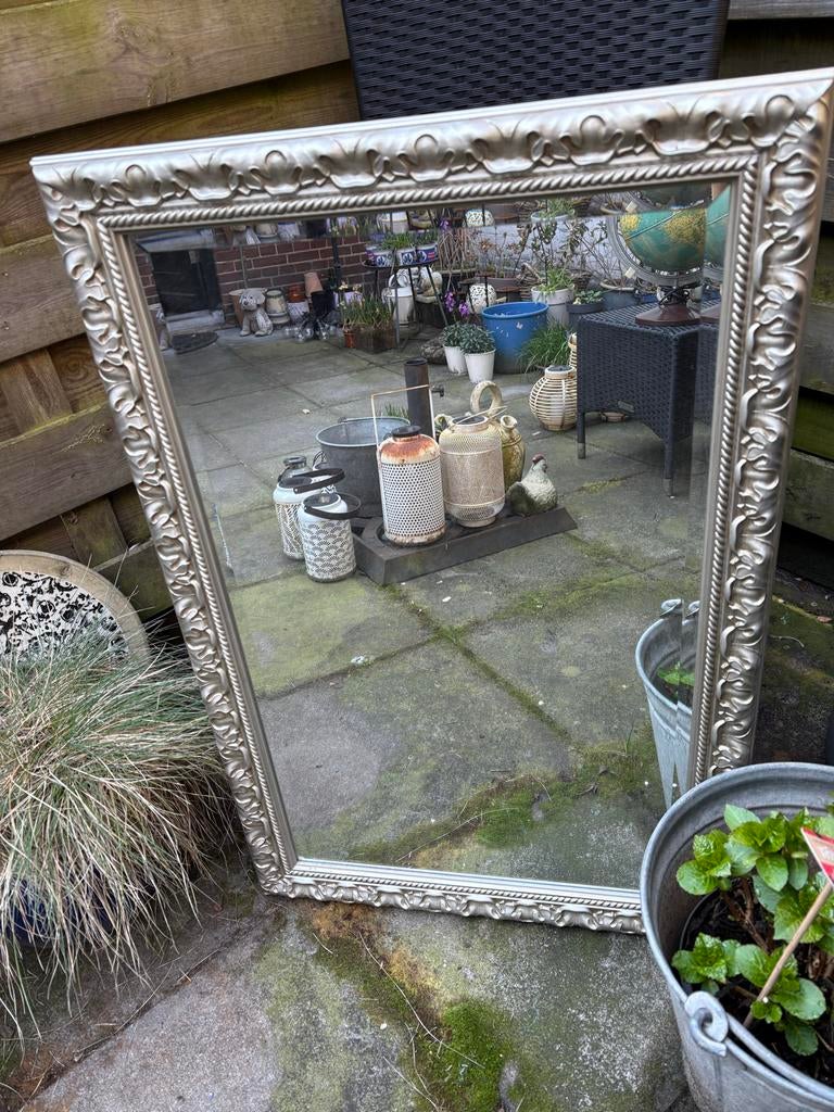 Zilverkleurige spiegel met sierlijke lijst 60x90 cm, Ophalen, Zo goed als nieuw, Minder dan 100 cm, Rechthoekig