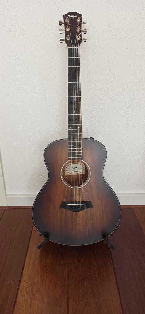 Taylor GS Mini-e KOA Plus linkshandig lefty, Ophalen, Zo goed als nieuw, Western- of Steelstringgitaar, Met koffer