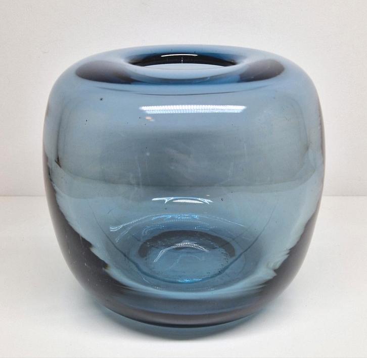 Staalblauwe bolvaas Claude Morin Dieulefit, Frankrijk 1970., Antiek en Kunst, Antiek | Glas en Kristal, Ophalen of Verzenden