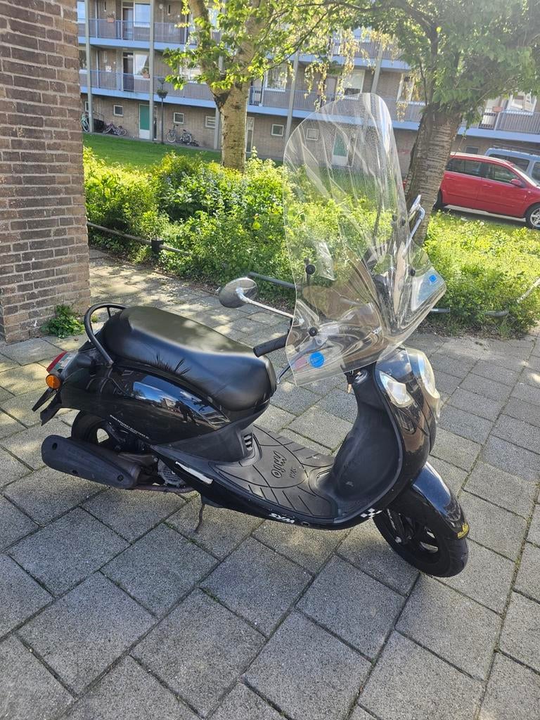 SYM Mio scooter zwart met windscherm, Fietsen en Brommers, Scooters | SYM, Ophalen of Verzenden, Maximaal 45 km/u, Benzine