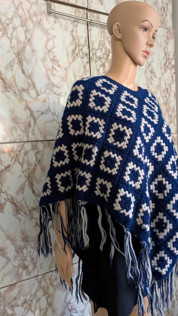 Vintage Hippie Gehaakte Poncho - Wit & Blauw, Kleding | Dames, Overige Dameskleding, Ophalen of Verzenden