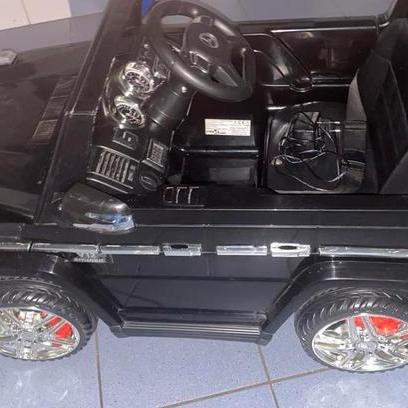 Mercedes-Benz elektrische kinderauto met lader, Kinderen en Baby's, Speelgoed | Buiten | Voertuigen en Loopfietsen, Zo goed als nieuw