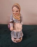 vintage biscuit porseleinen beeldje van een oude vrouw, Ophalen of Verzenden