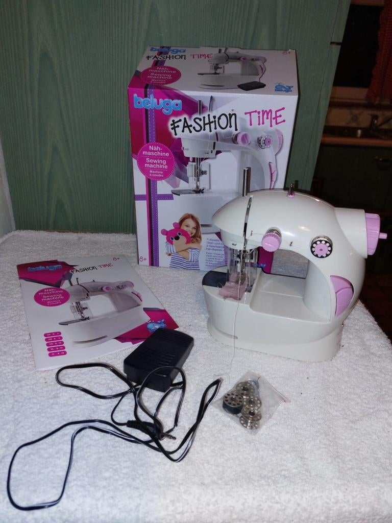 Naai-stikmachine Beluga, nieuw, Hobby en Vrije tijd, Naaimachines en Toebehoren, Ophalen of Verzenden, Nieuw, Naaimachine, Overige merken