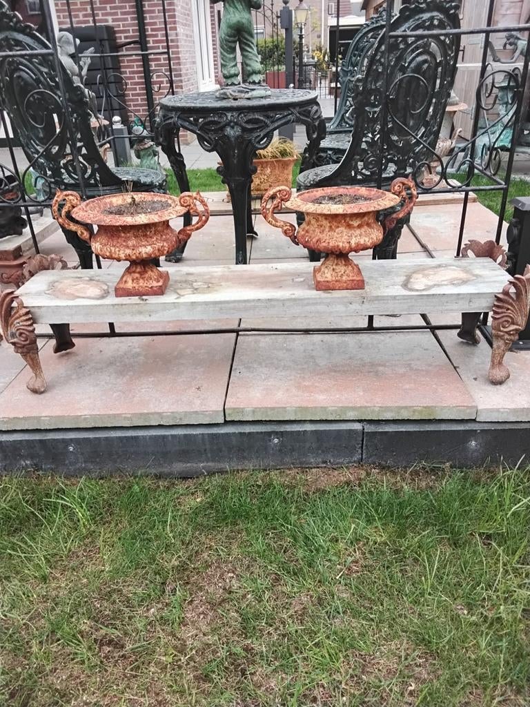 Twee gietijzeren bloembakken, Tuin en Terras, Ophalen, Rond, Metaal, Minder dan 30 cm
