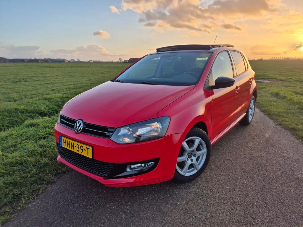 Volkswagen Polo 1.2 5D 2013 Rood | Pano | halfleder |, Auto's, Volkswagen, Voorwielaandrijving, Euro 5, 967 kg, Overige kleuren