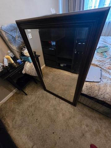 Grote Bruine Spiegel beschikbaar voor biedingen