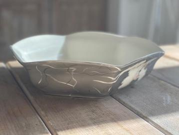 Mooie grote vintage schaal. Taupe en lichtrose. 6 kantig. beschikbaar voor biedingen