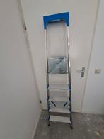 Keukentrap, aluminium, 4 treden, Doe-het-zelf en Verbouw, Ladders en Trappen, Ophalen, Zo goed als nieuw, Minder dan 2 meter