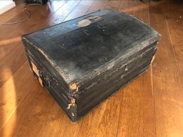Brocante hutkoffer kist koop. Decoratie beschikbaar voor biedingen