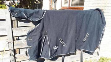 Zwarte Fleece deken met hals beschikbaar voor biedingen