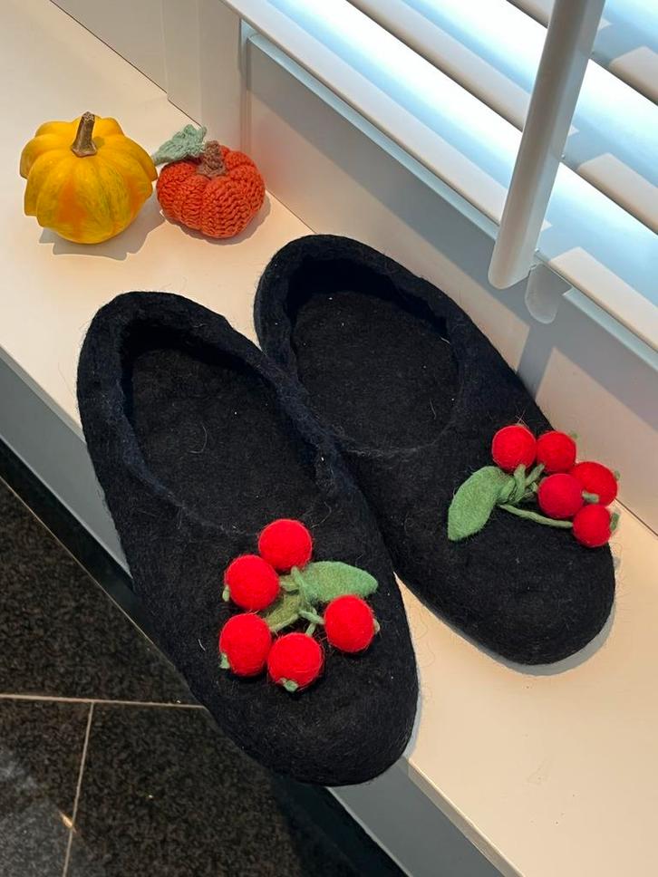 Nieuwe wollen pantoffels - Lekker warm voor thuis!, Kleding | Dames, Schoenen, Nieuw, Pantoffels of Sloffen, Zwart, Ophalen of Verzenden