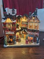 Lemax Essex Street Facade Alpine Winter Shops., Diversen, Kerst, Ophalen of Verzenden, Zo goed als nieuw