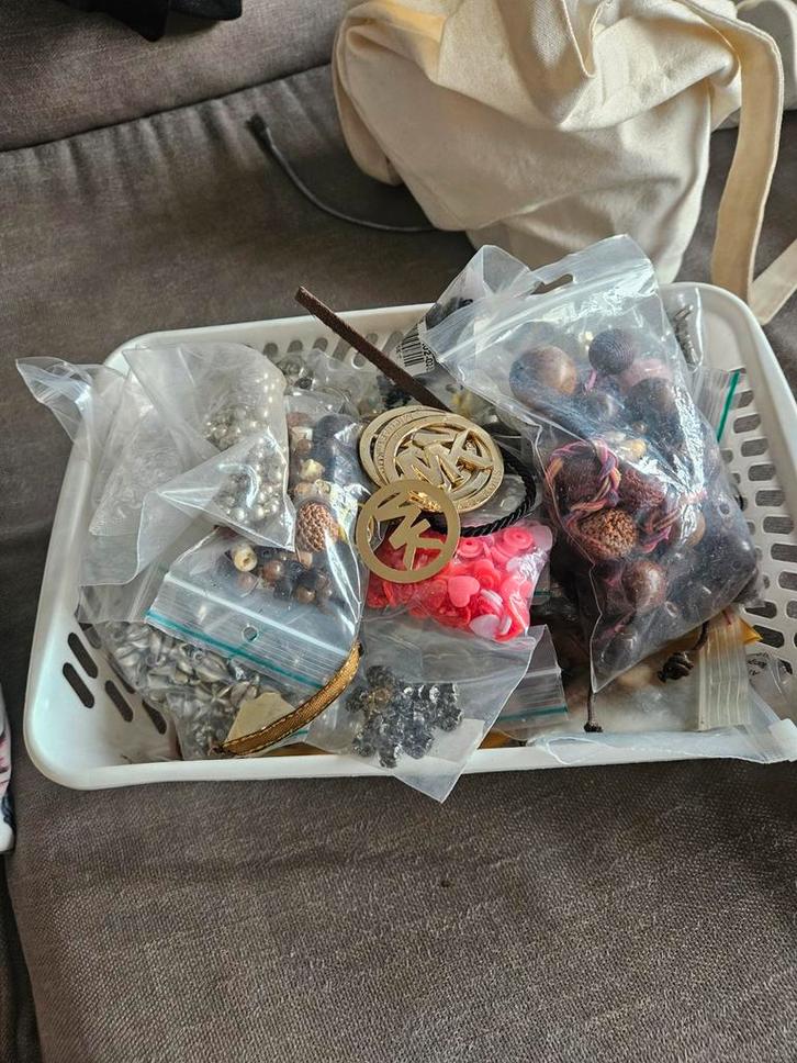 Grote verzameling kralen en bedels, Hobby en Vrije tijd, Kralen en Sieraden maken, Gebruikt, Kraal, Ophalen of Verzenden