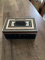 Oud geldkistje met binnenvak spaarkistje en cashbox, Ophalen of Verzenden, Gebruikt, Metaal of Blik, Overige thema's