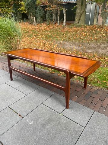 Scandinavische coffeetable beschikbaar voor biedingen