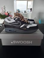 Nike Air Max 1 .SWOOSH Low Poly Big Head MT 44, Ophalen of Verzenden, Nieuw, Zwart, Sneakers of Gympen