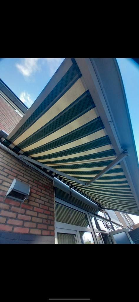 Te koop: Elektrisch zonnescherm groen/beige, Tuin en Terras, Zonneschermen, Zo goed als nieuw, Knikarmscherm, Elektrisch, Ophalen