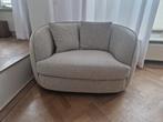 Bankje loveseat draaibaar enzio greige. As nieuw leen bakker, Huis en Inrichting, Banken | Sofa's en Chaises Longues, Ophalen