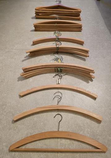 Oude houten kledinghangers (ca. 30 stuks) beschikbaar voor biedingen