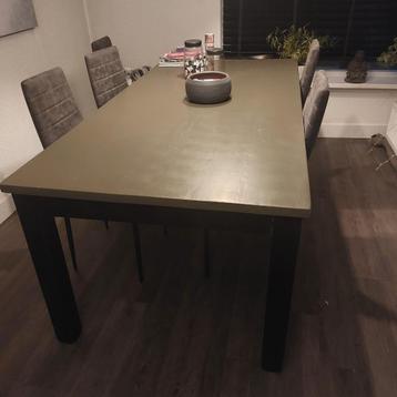 Eettafel beschikbaar voor biedingen