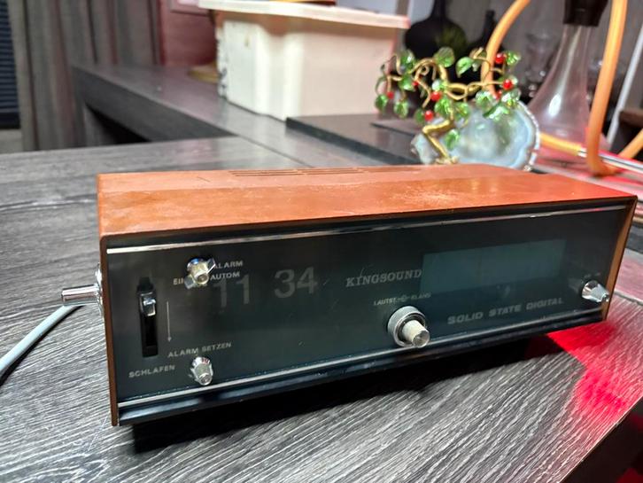 Vintage Kingsound wekkerradio uit de 70’s volledig werkend, Antiek en Kunst, Curiosa en Brocante, Ophalen of Verzenden