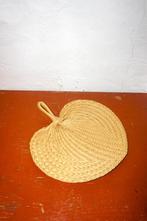 vintage woven palm leaf fan * large straw uchiwa wall fan, Ophalen of Verzenden